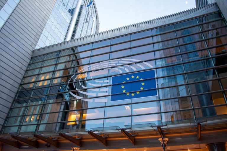Europäisches Parlament als Symbol für EU AI Act, KI-Regulierung und Compliance
