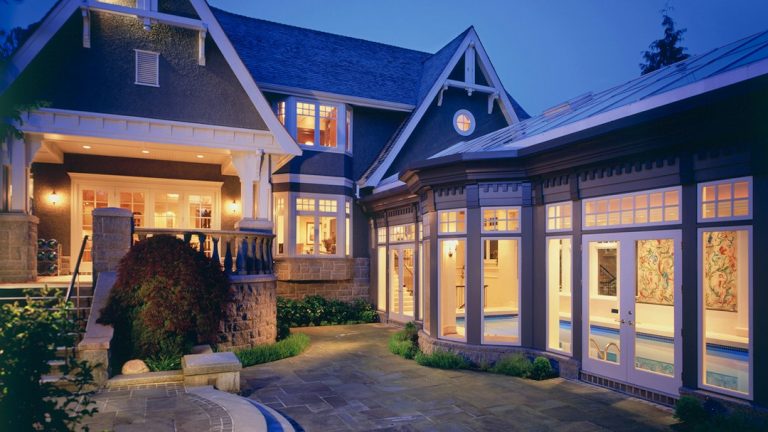 Modernes Smart Home mit automatisierter Beleuchtung am Abend