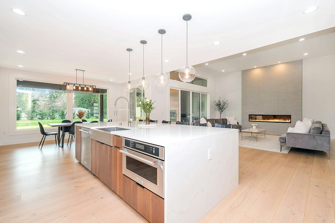 Moderne Kueche als Beispiel fuer Beleuchtung und Smart-Home-Automation