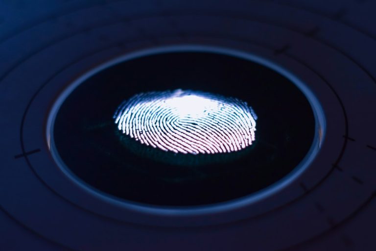 Biometrischer Fingerabdruck als Symbol für Passkeys und phishing-resistente Anmeldung